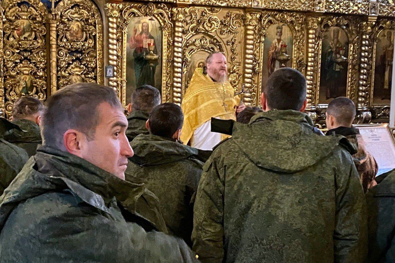 Отправляющиеся на фронт солдаты российской армии посетили Раифский монастырь