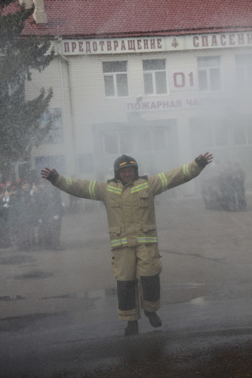 В Зеленодольске молодые пожарные приняли присягу сотрудников МЧС