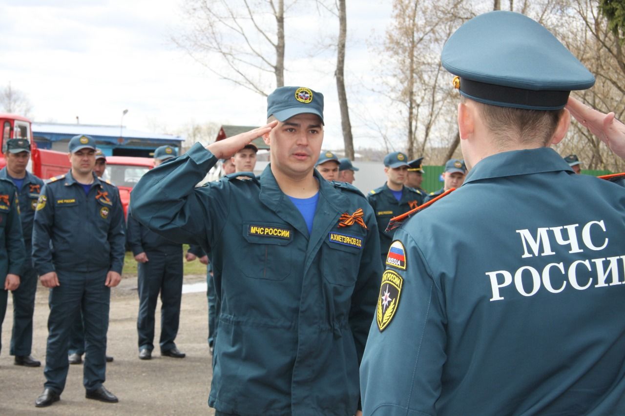 В Зеленодольске молодые пожарные приняли присягу сотрудников МЧС