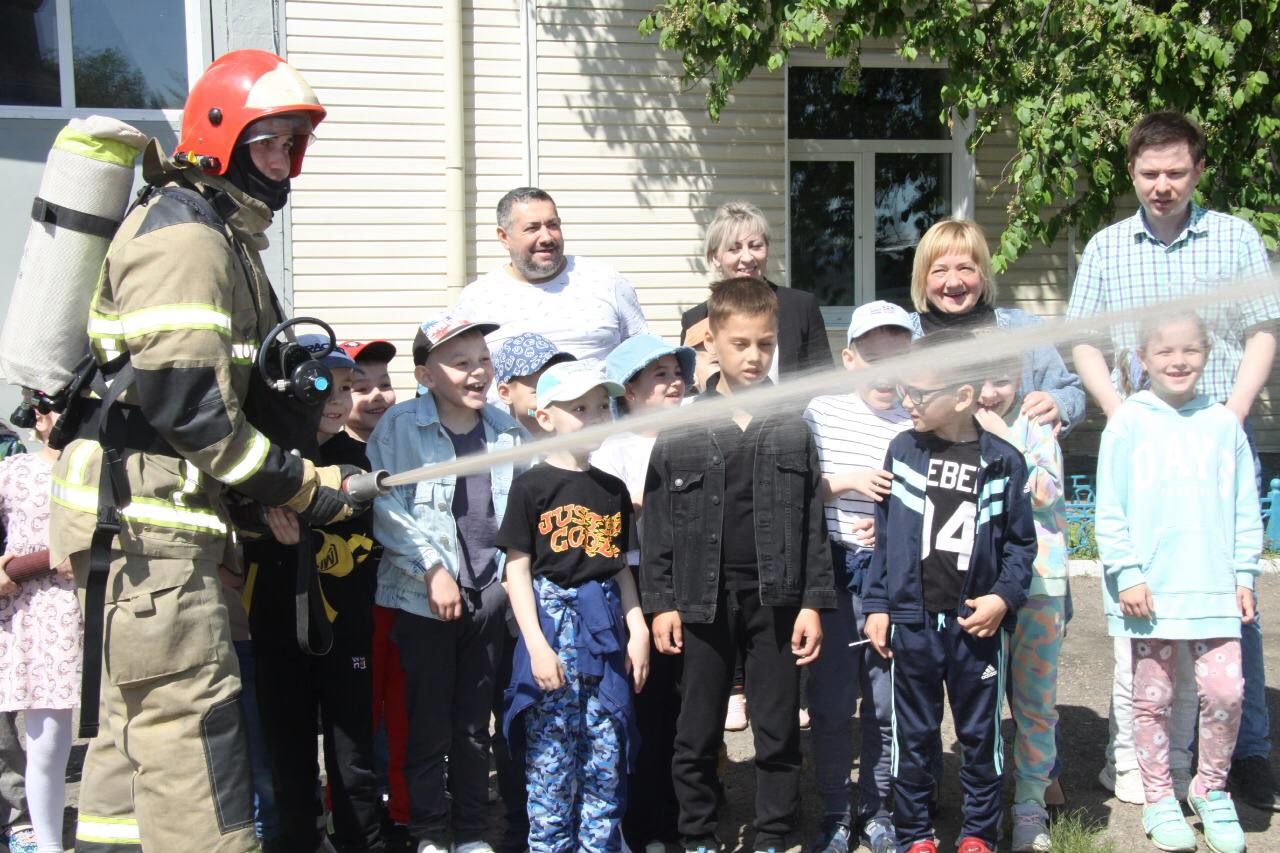 В честь Дня защиты детей зеленодольские пожарные приняли у себя в гостях воспитанников детского сада №13 «Гусельки»