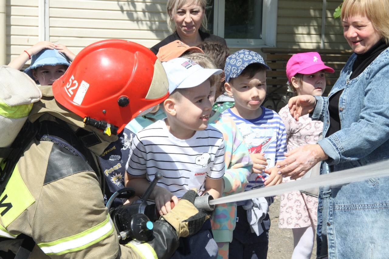 В честь Дня защиты детей зеленодольские пожарные приняли у себя в гостях воспитанников детского сада №13 «Гусельки»