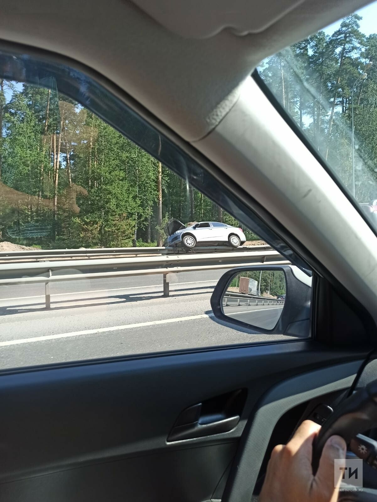 На Горьковском шоссе на выезде из Казани на отбойнике повис автомобиль