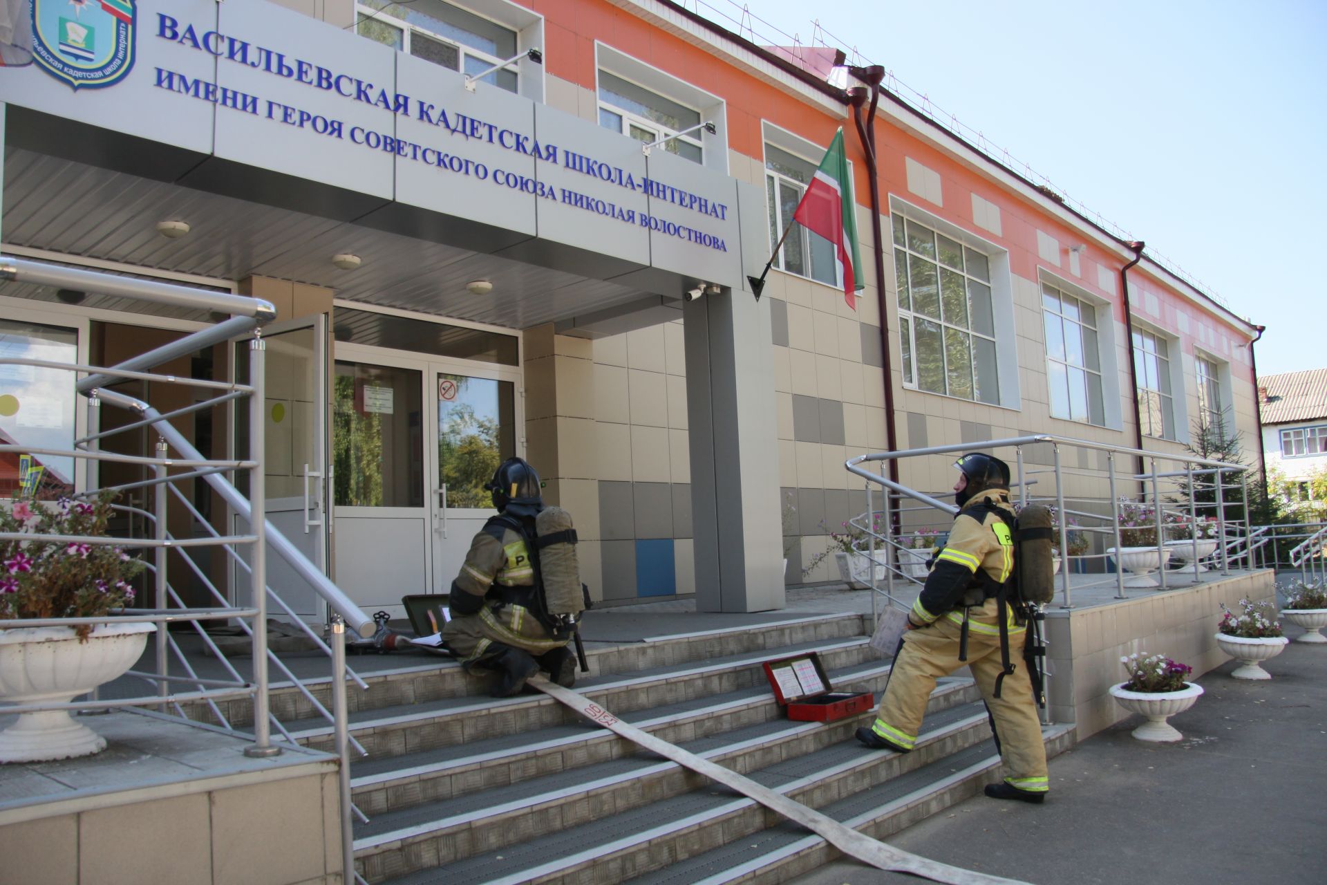 Зеленодольские пожарные провели пожарно-тактические учения в Васильевской кадетской школе-интернате