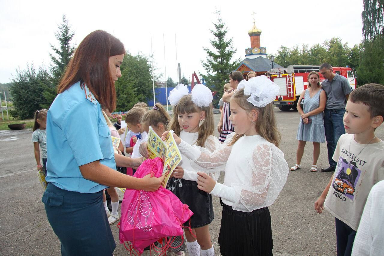 В праздничный день зеленодольские пожарные организовали для детей День первоклассника
