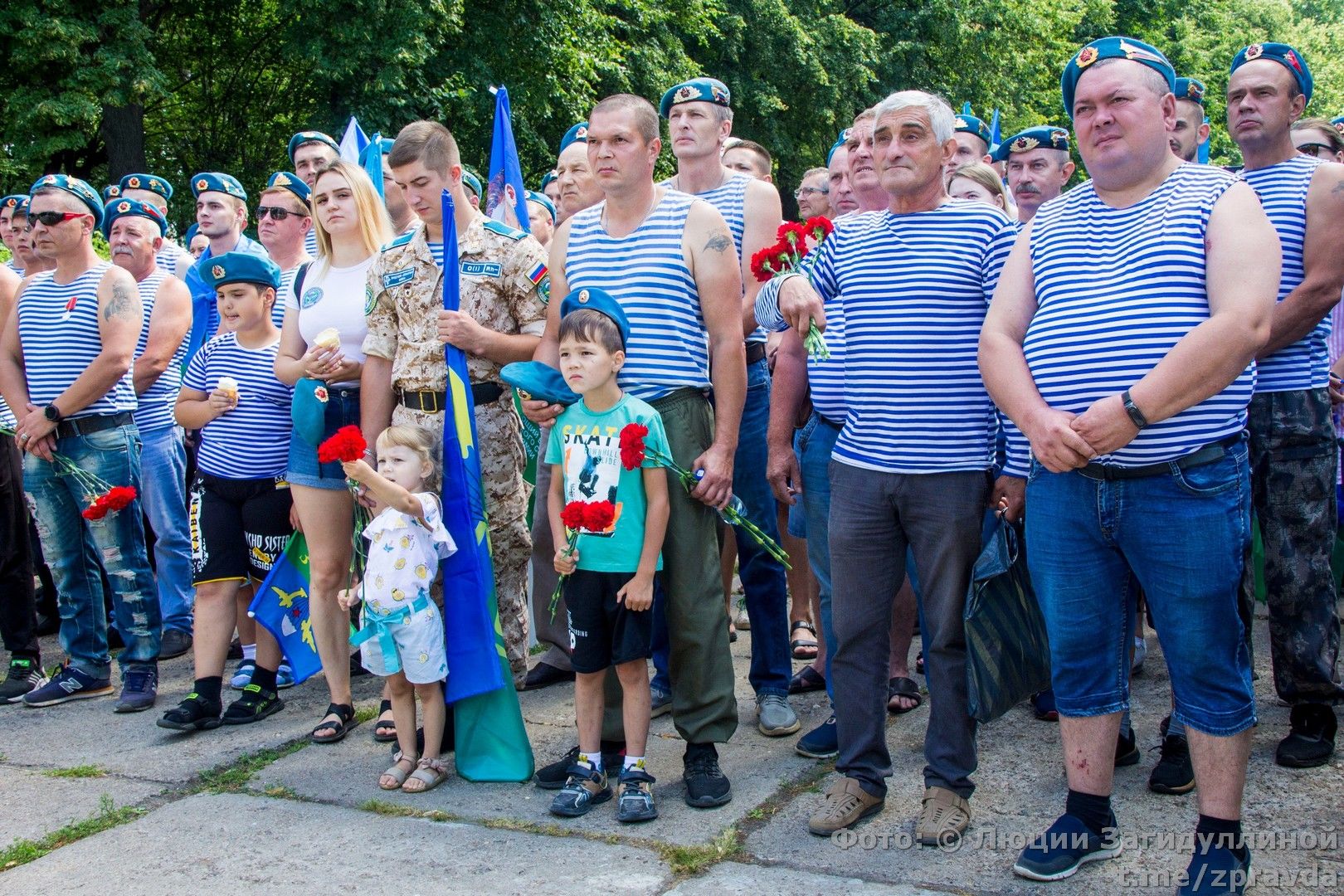 В день ВДВ зеленодольцы отправились по Волжску колонной после Вечного огня