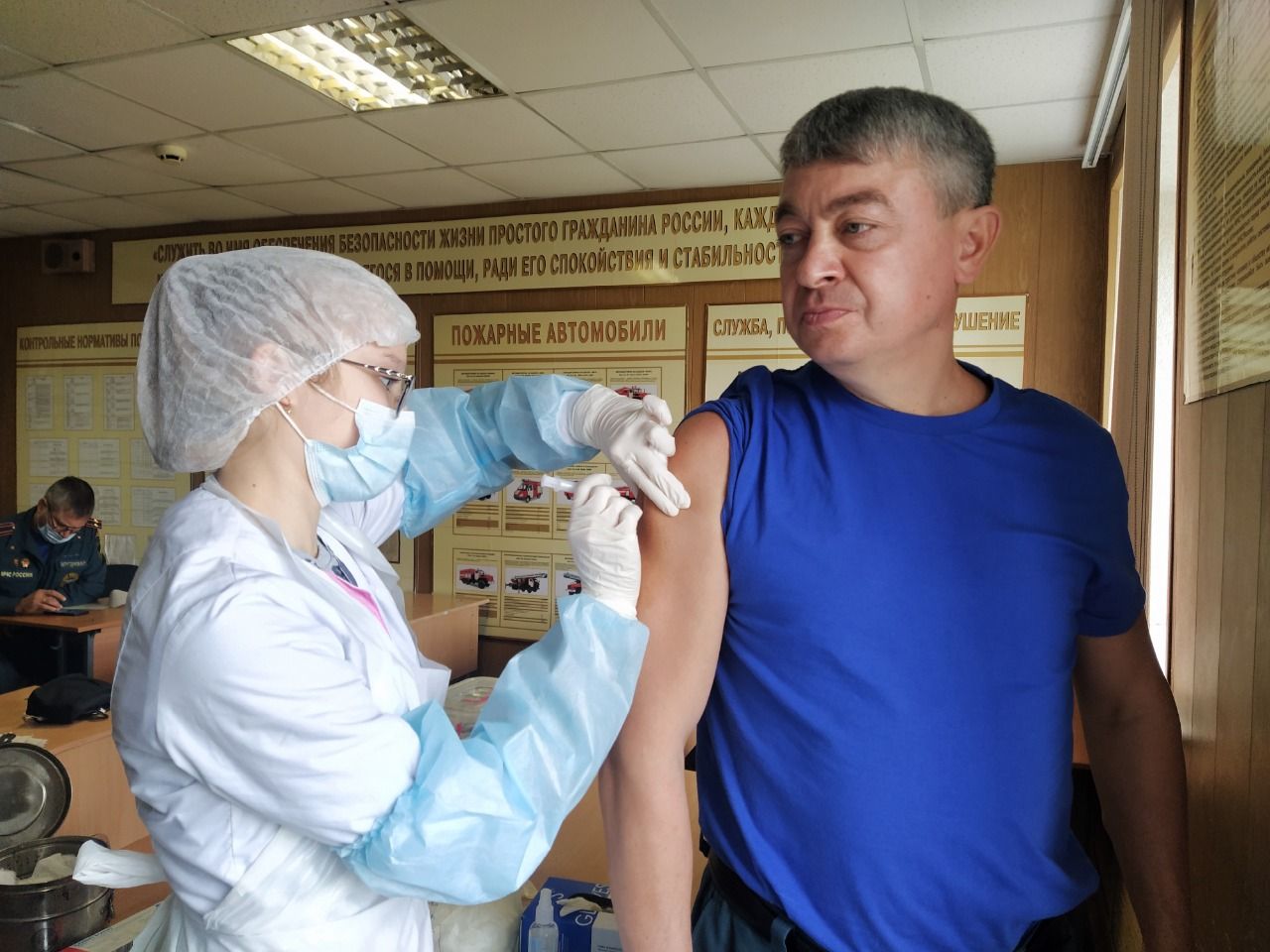 Сотрудники МЧС вакцинируются от COVID-19