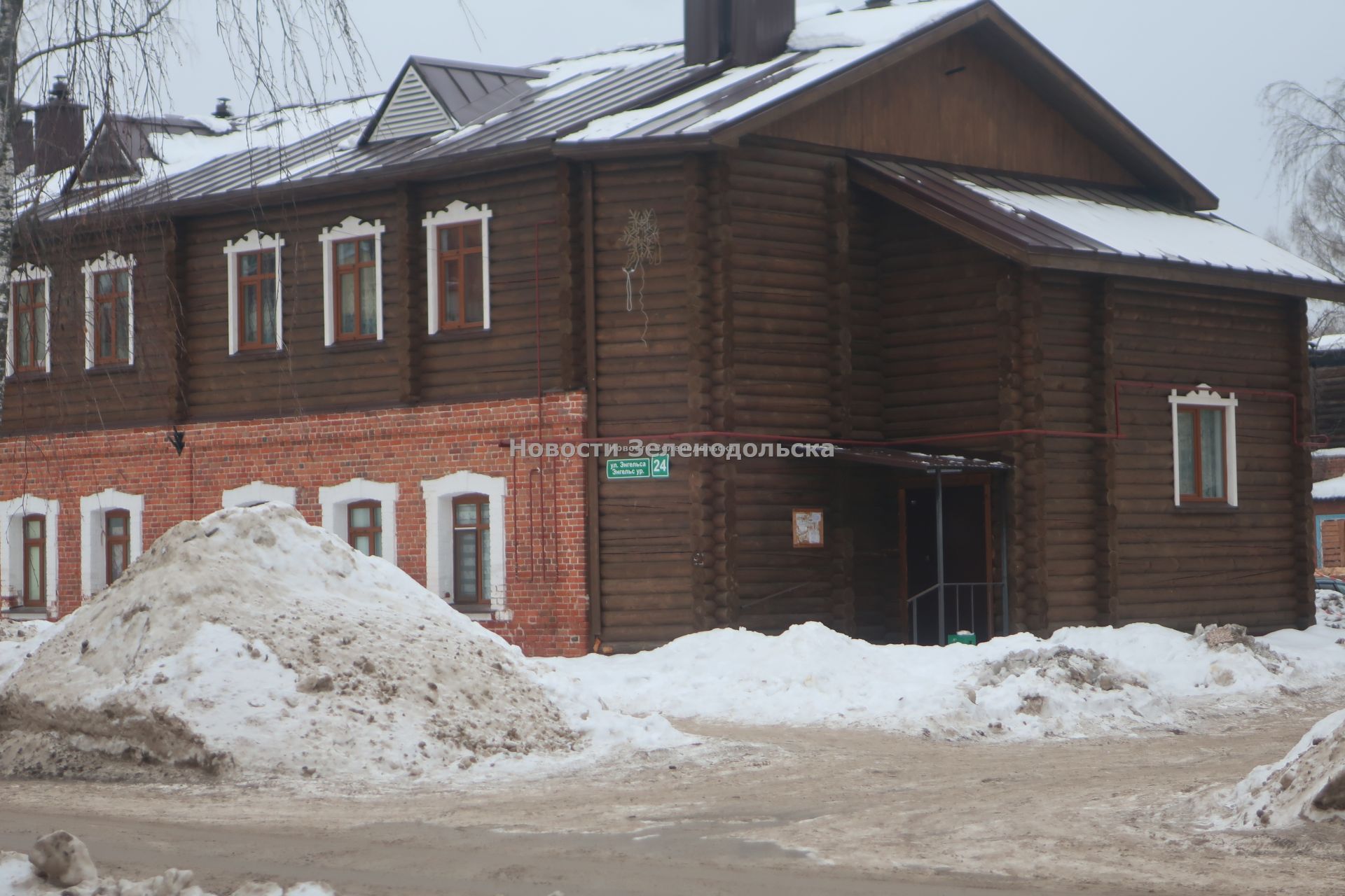 «Ладно я ехала медленно, а так бы быть беде»: В Зеленодольске из-за снежных гор чуть не сбили пешехода