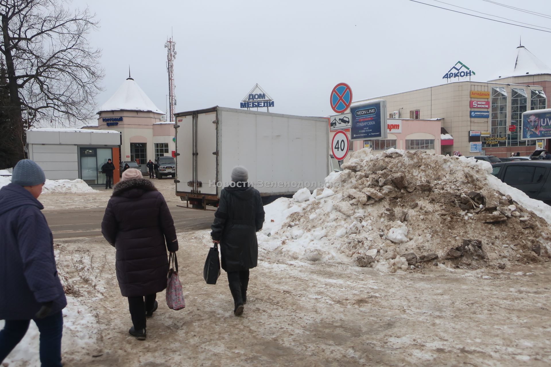 «Ладно я ехала медленно, а так бы быть беде»: В Зеленодольске из-за снежных гор чуть не сбили пешехода
