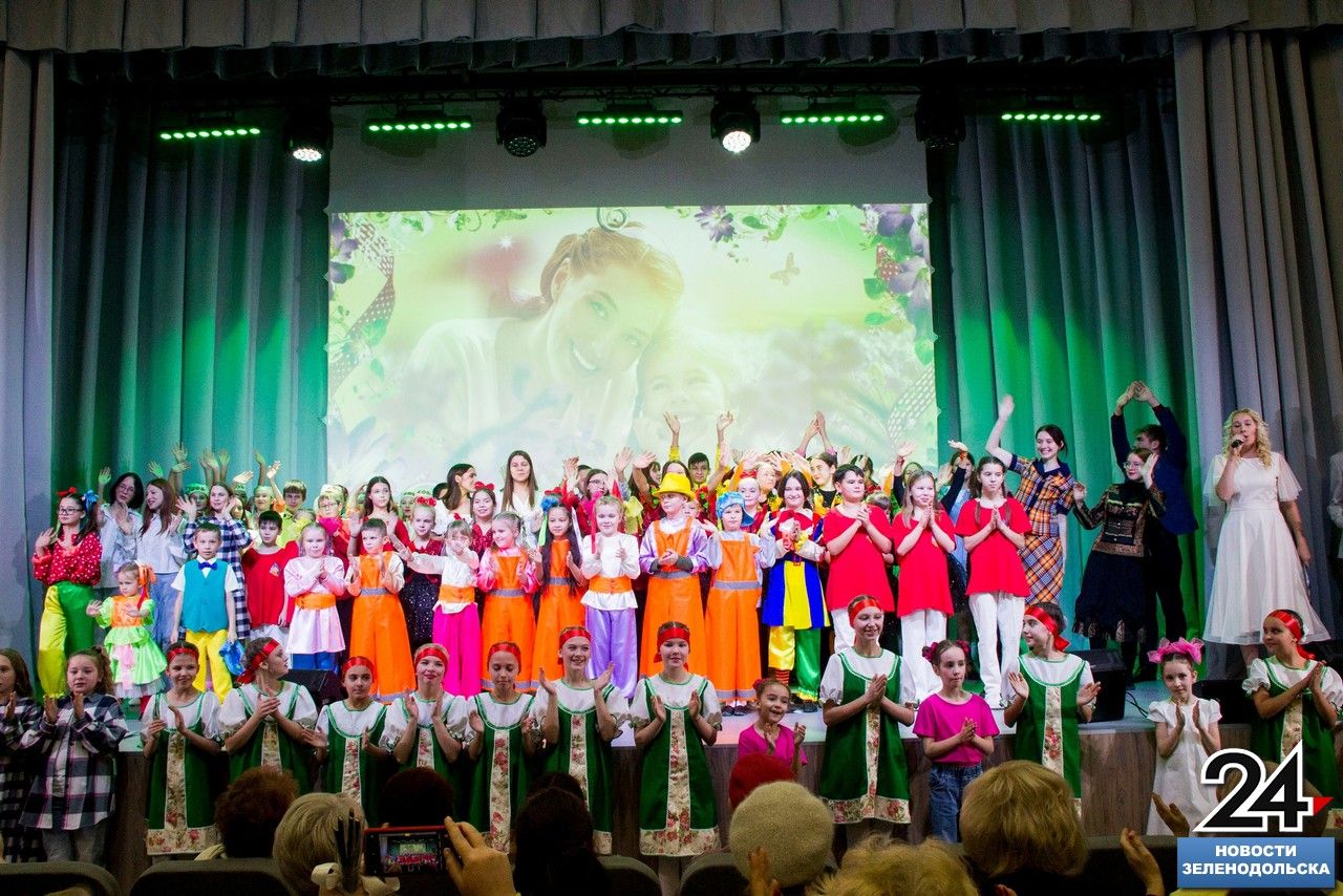 Красочный концерт, посвящённый Дню матери, прошел в Центре культурного развития