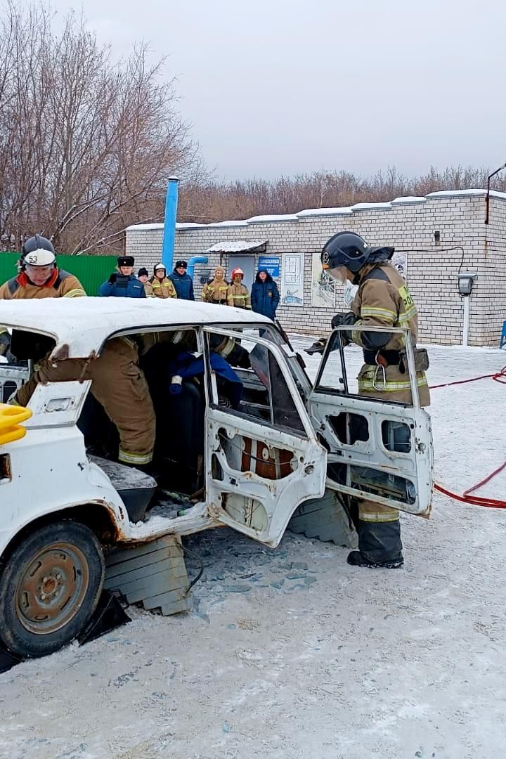 Команда ПСЧ-53 стала победителем соревнований по проведению аварийно-спасательных работ при ДТП