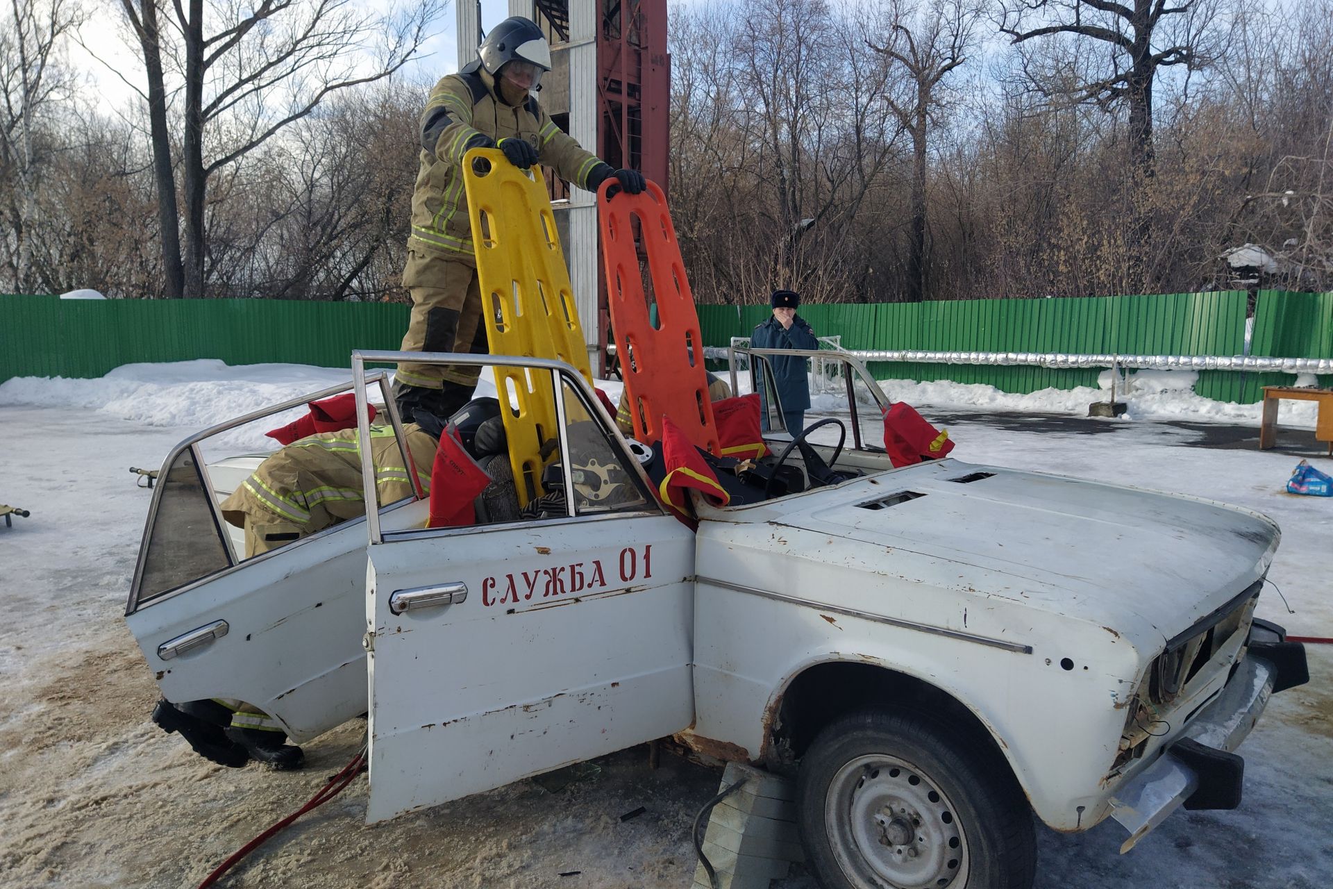 Команда ПСЧ-53 стала победителем соревнований по проведению аварийно-спасательных работ при ДТП