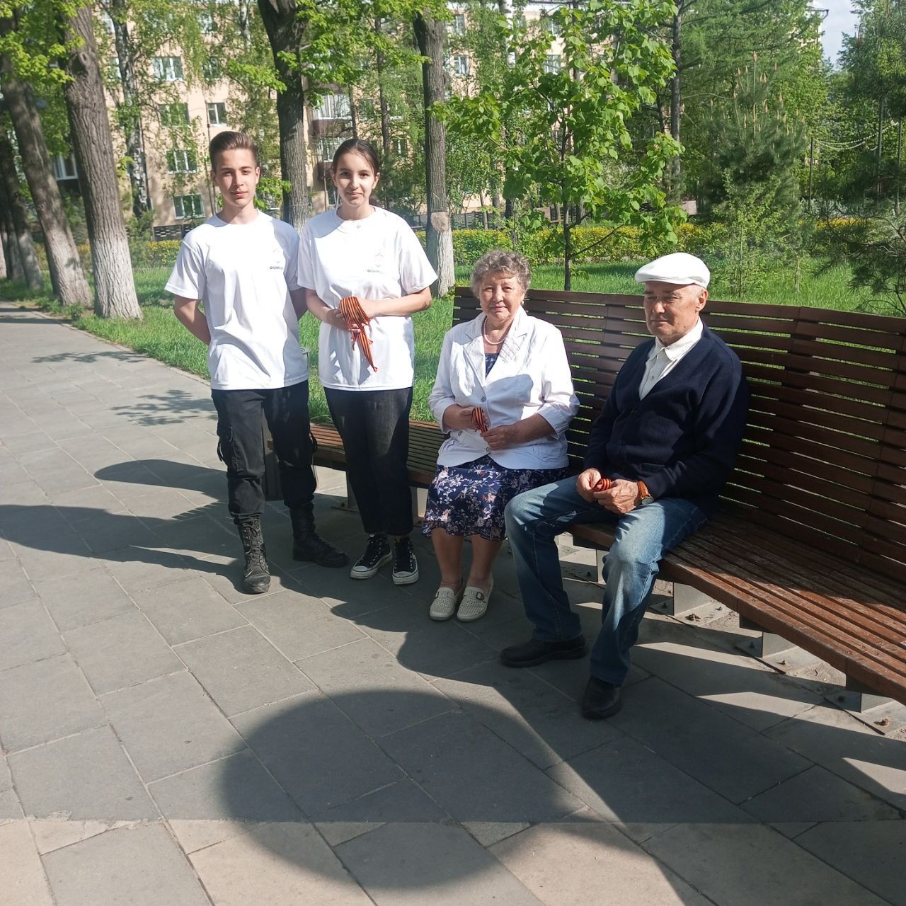 Добровольцы Зеленодольского Центра «Форпост» раздают георгиевские ленты в парках города