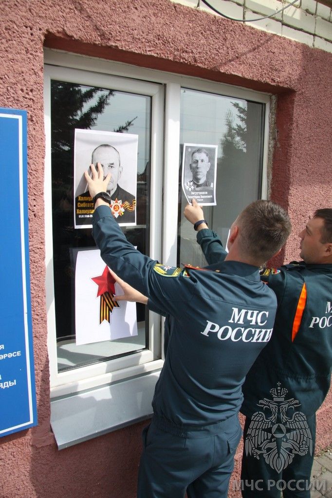 Зеленодольские огнеборцы приняли участие во Всероссийской патриотической акции «Окна Победы»