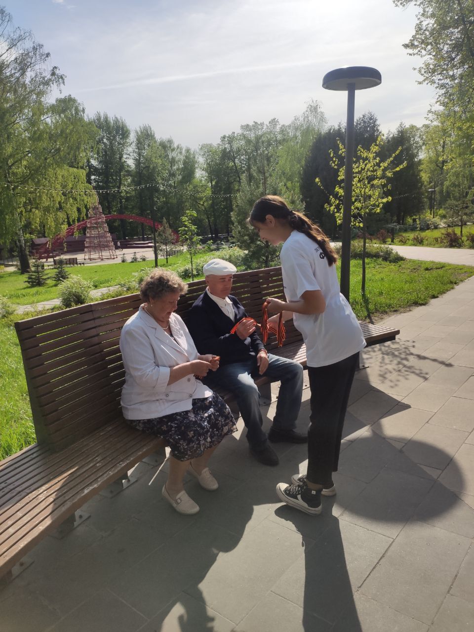 Добровольцы Зеленодольского Центра «Форпост» раздают георгиевские ленты в парках города