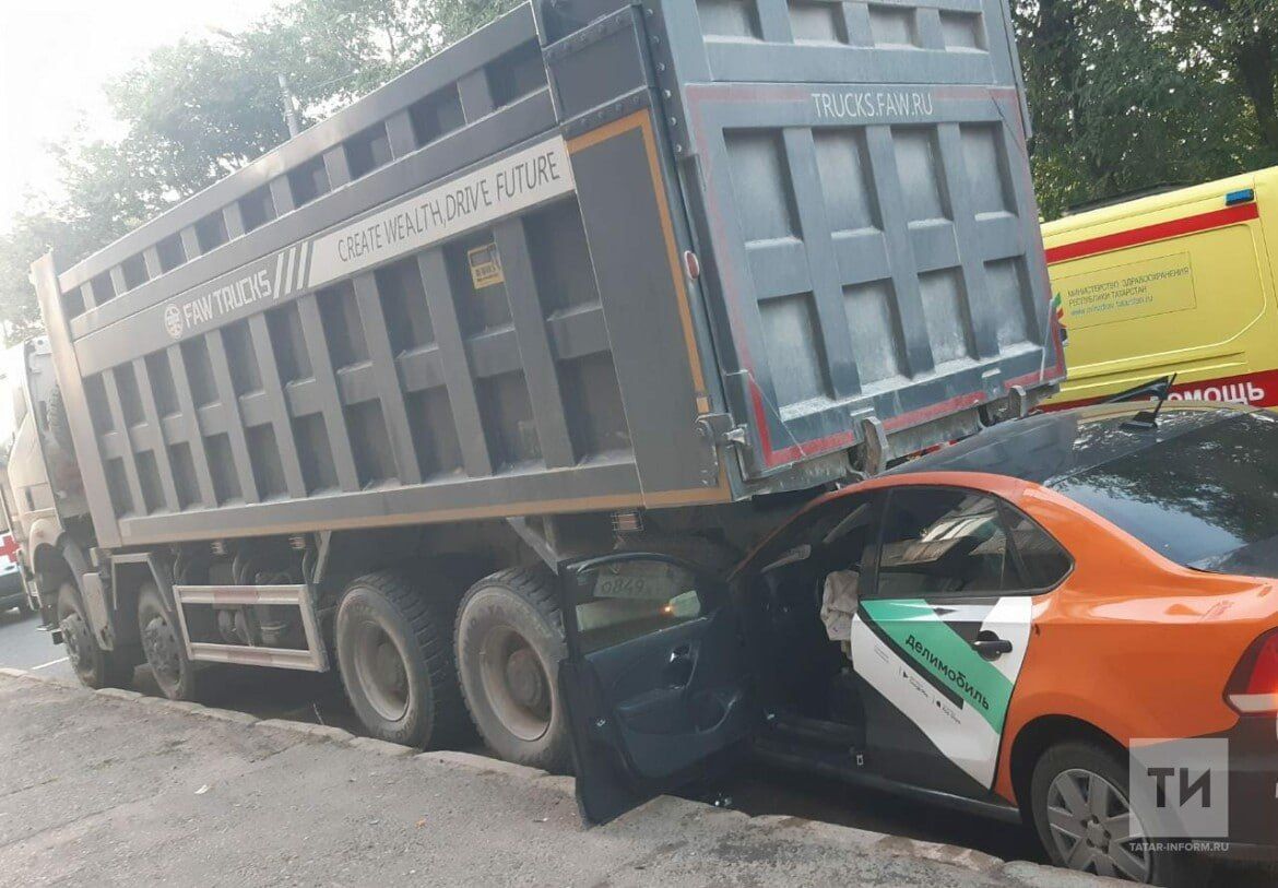 Каршеринг в Казани влетел под самосвал, четыре человека пострадали