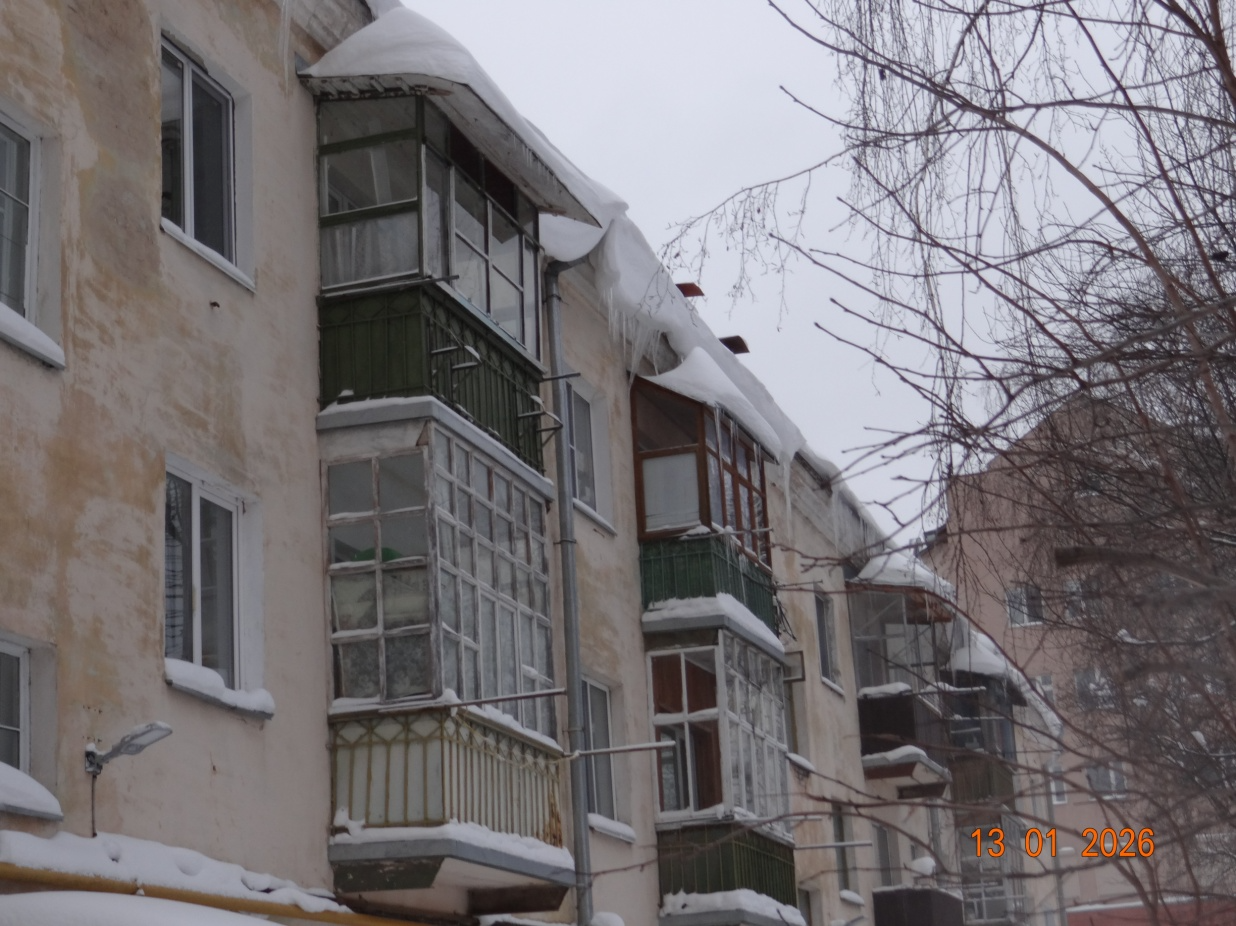 Кто обязан убрать снежную «шапку» на балконе