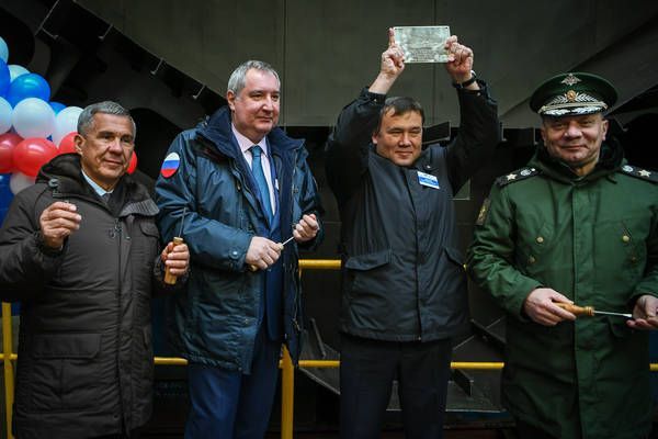 В Зеленодольске Дмитрий Рогозин заложил корабль и наградил Рената Мистахова часами