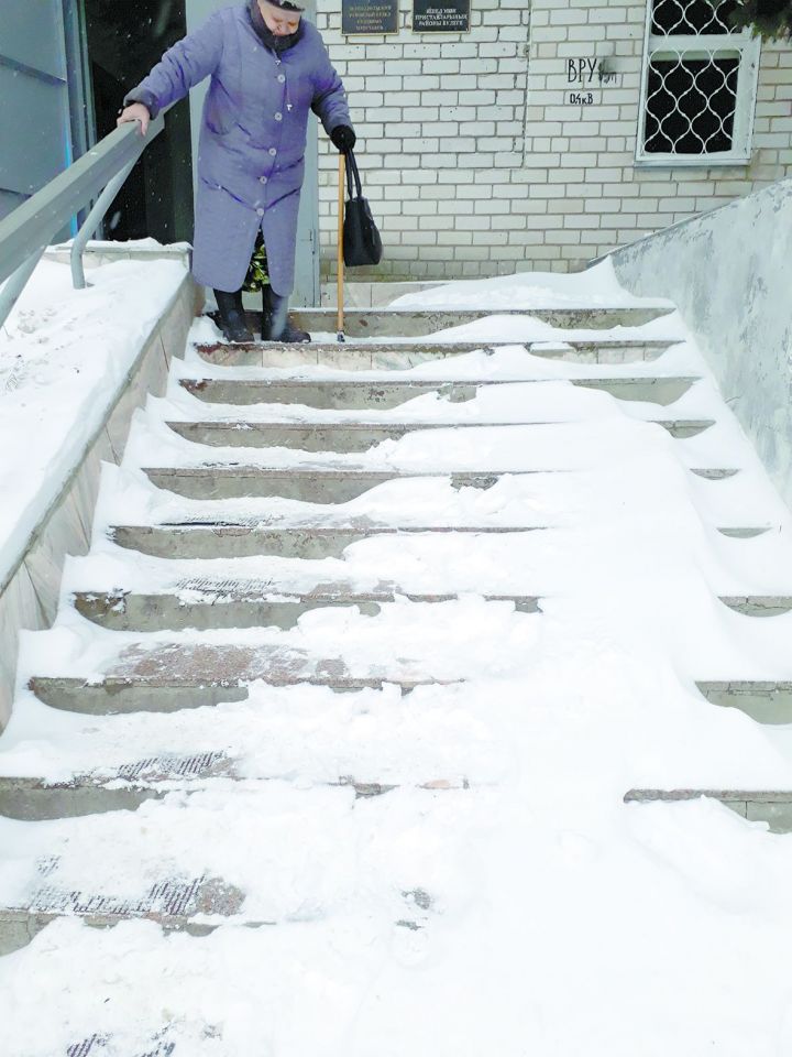 Мобильный репортёр: Почему не чистят от снега и льда лестницу?
