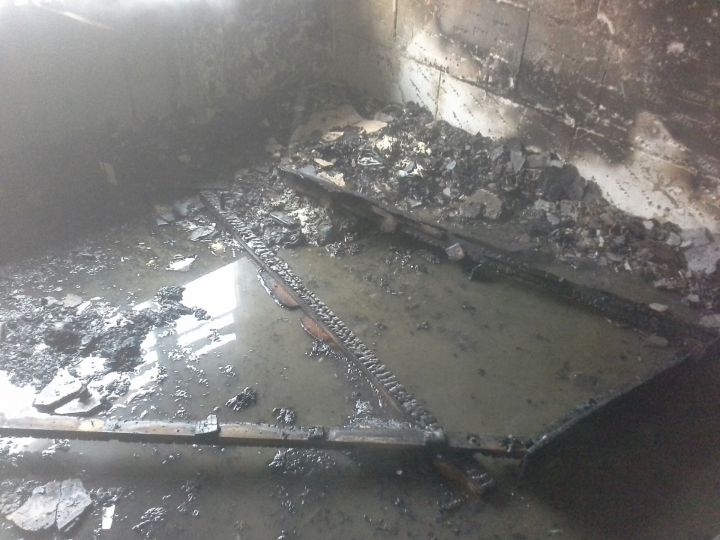 В Зеленодольске в результате очередного пожара в выселенном доме пострадал мужчина
