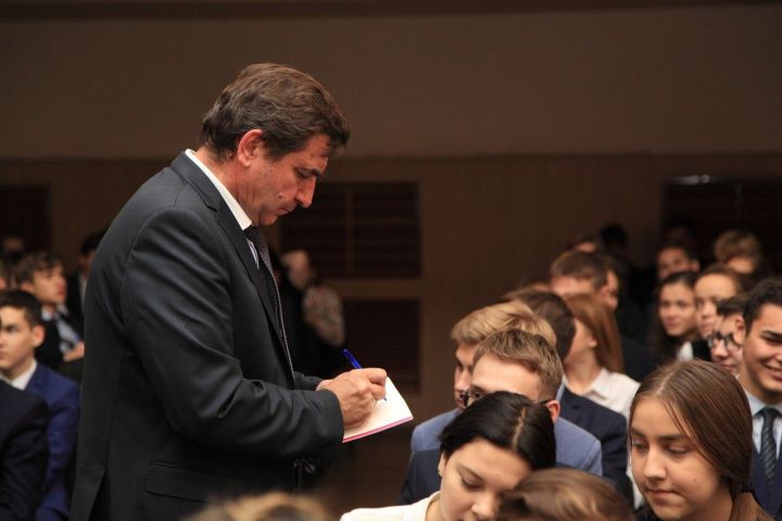 Парламентский урок: О чем Юрий Камалтынов разговаривал с зеленодольскими школьниками в лицее №1