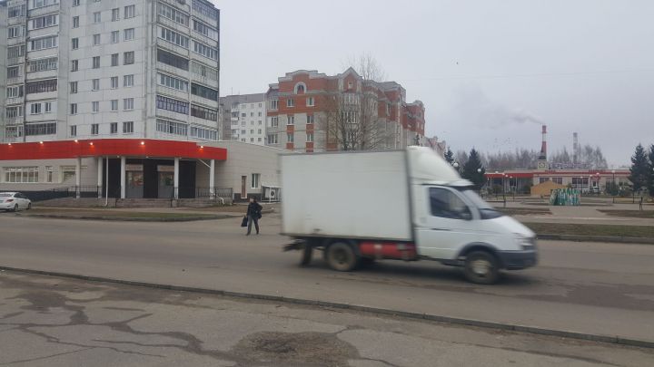 Почему улица Комарова стала опасна для пешеходов? Кто наведет порядок?