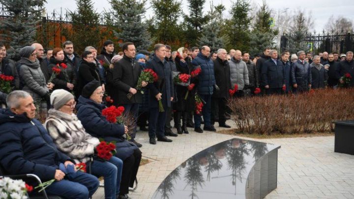 В аэропорту Казани почтили память жертв крушения самолета «Боинг-737»
