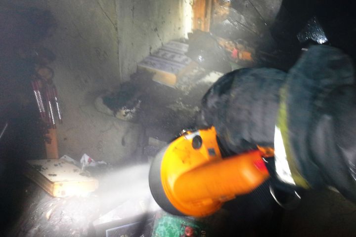 Из горящей комнаты общежития в Зеленодольске спасли пожилую женщину