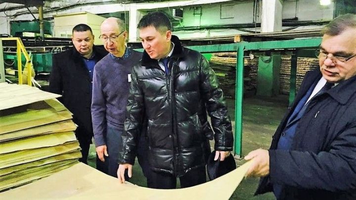 Глава Минлесхоза РТ Равиль Кузюров ознакомился с работой Поволжского фанерно-мебельного комбината