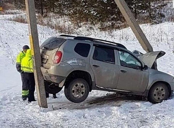 В Татарстане внедорожник «Рено» вылетел с трассы и застрял между двух столбов