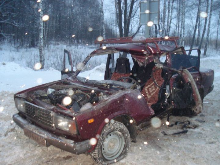 В Зеленодольском районе водителя и пассажиров «Жигулей» зажало в салоне авто после ДТП с фурой