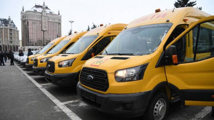 Президент Татарстана вручил учреждениям Зеленодольского района новые автомобили и автобусы