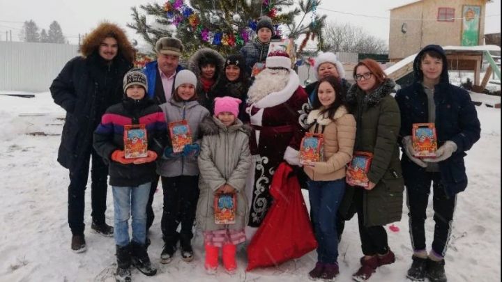 «Единая Россия» поздравила детей Нурлатского сельского поселения с Новым годом
