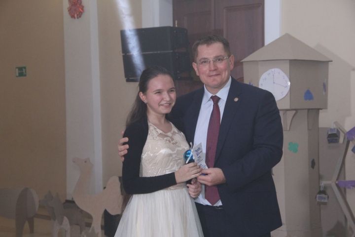 Фоторепортаж: В Зеленодольска состоялось новогоднее представление для одарённых детей