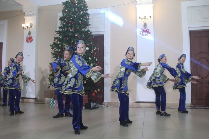 Фоторепортаж: В Зеленодольска состоялось новогоднее представление для одарённых детей
