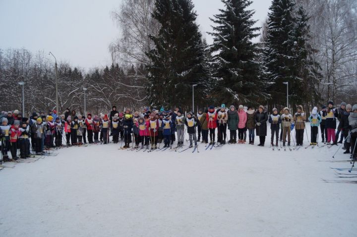 В поселке Октябрьский открыли зимний спортивный сезон по лыжному спорту