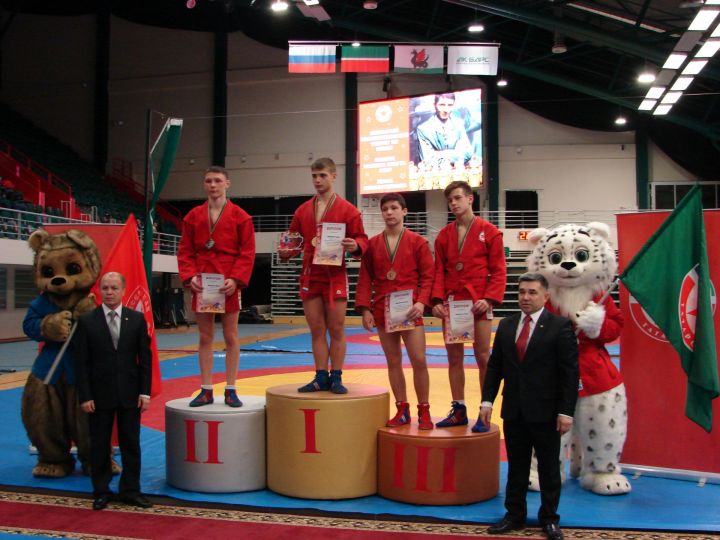 Воспитанники Зеленодольской школы борьбы на Республиканском турнире завоевали 3 медали