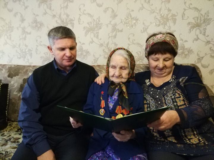 В Зеленодольском районе Героя Социалистического труда Марию Турунтаеву поздравили с Днем Героев Отечества