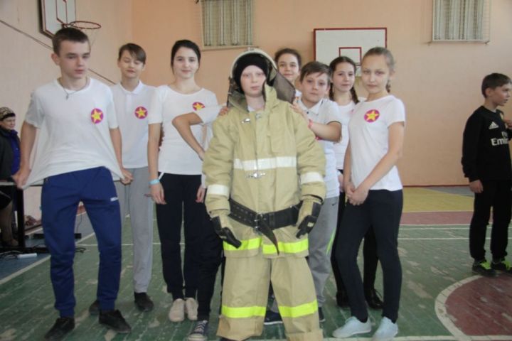 Фото: «Пожарный» праздник провели в зеленодольской гимназии