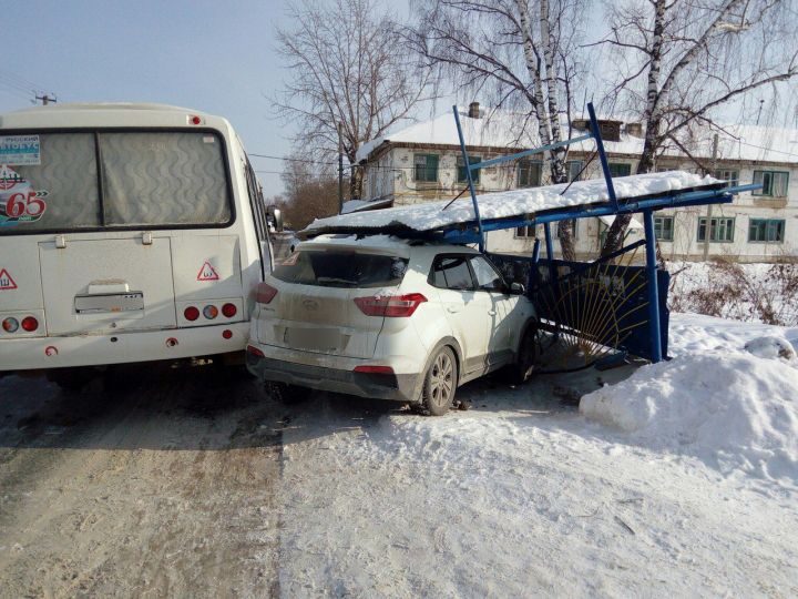 В Васильево иномарка въехала в остановку, когда автобус высаживал пассажиров