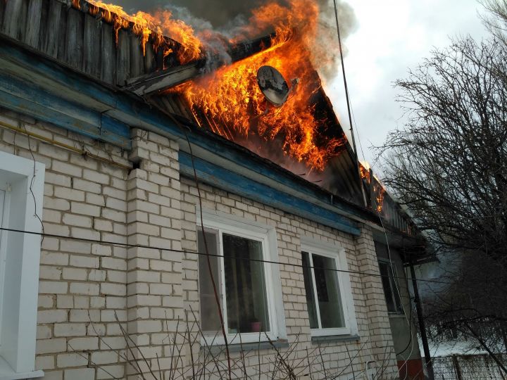 В результате пожара на улице Стадионная  семья осталась без крыши над головой