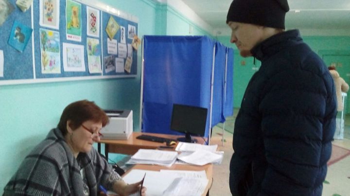 На избирательном участке 1529, который находится в лицее 9 им. Пушкина, на 17 часов проголосовало 54 процентов избирателей
