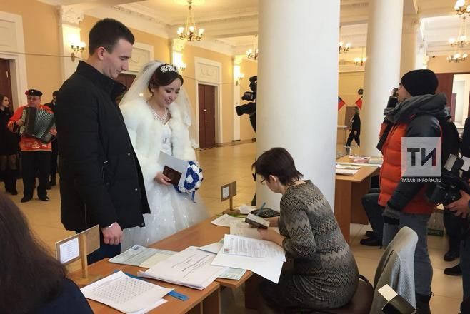 Фото: После свадебного марша молодая пара из Зеленодольска отправилась на выборы