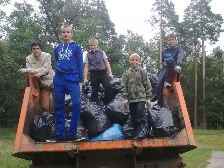 Дети и взрослые с Загородной борются за очистку прибрежной зоны города от мусора
