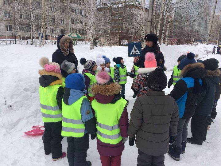 Зеленодольские автоинспекторы провели для воспитанников детского сада №31 профилактическое мероприятие "Шагающий автобус"