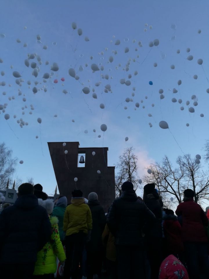 Фото: Сегодня, 28 марта, в 18 часов зеленодольцы в память о погибших в Кемерове выпустили в небо белые шары