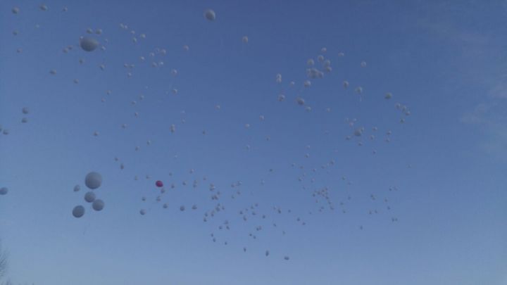 Фото: Сегодня, 28 марта, в 18 часов зеленодольцы в память о погибших в Кемерове выпустили в небо белые шары