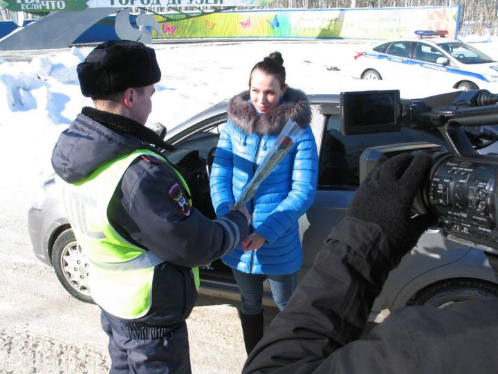 Cотрудники Зеленодольского ГИБДД провели акцию «Цветы для автоледи»