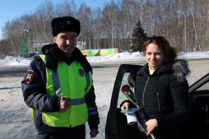 Cотрудники Зеленодольского ГИБДД провели акцию «Цветы для автоледи»