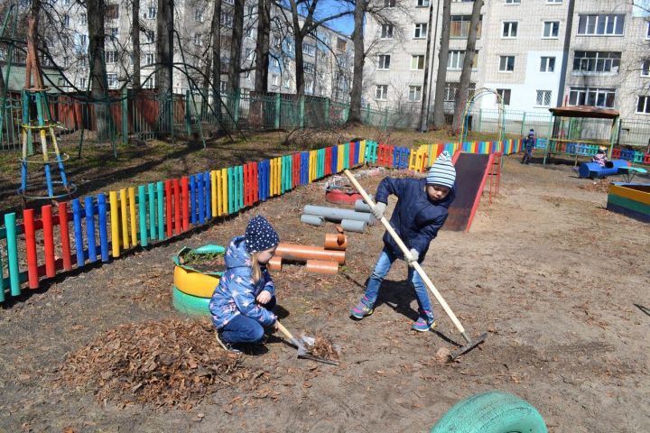 Фото: Педагоги и воспитанники детского сада №1 - за чистоту и порядок
