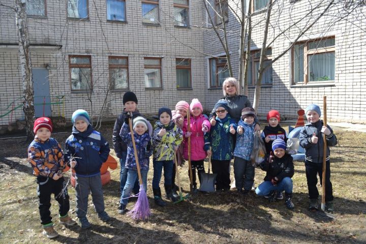 Фото: Педагоги и воспитанники детского сада №1 - за чистоту и порядок